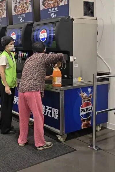 10倍配资可以找谁代注册 事发山姆超市，顾客用大桶饮料瓶接取免费续杯饮料遭工作人员劝阻，网友：丢人现眼