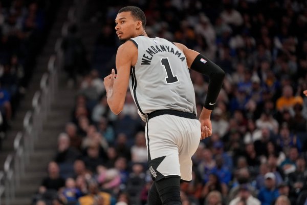 实盘配资最狠的三个平台 斯普利特：文班亚马攻防两端无处不在 必须对他做好防守准备